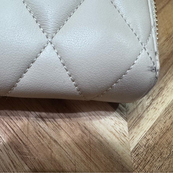 Kate Spade Quilted White Cream Beige Leather Zip Around Wallet - Picture 4 of 8
